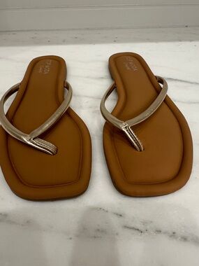 Top Mods Metallic-Strap Brown Flip Flop Sandals.  Like new